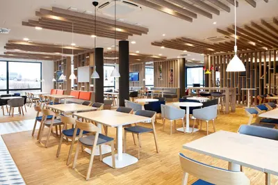 Ein Restaurant oder anderes Speiselokal in der Unterkunft Holiday Inn Express Munich - Olching by IHG