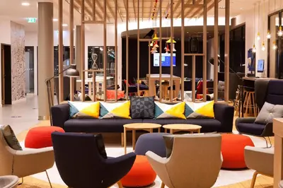 Ein Sitzbereich in der Unterkunft Holiday Inn Express Munich - Olching by IHG