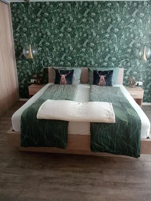 Ein Bett oder Betten in einem Zimmer der Unterkunft Maurers Schlierseetraum 1 hochwertige Erdgeschosswohnung mit allen Raffinessen erfreut sich auch Urlauber idealerweise für Paar mit Kindern geeignet und Vierbeiner Dank des tollen Zauns auf der Terrasse stylisch und edel von der Ausstattung mit 64 qm