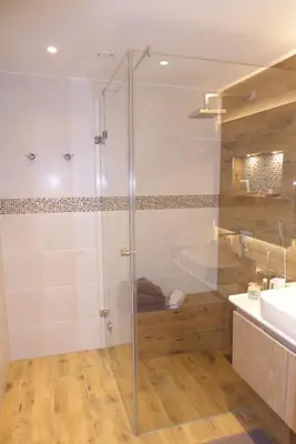 Ein Badezimmer in der Unterkunft Maurers Schlierseetraum 1 hochwertige Erdgeschosswohnung mit allen Raffinessen erfreut sich auch Urlauber idealerweise für Paar mit Kindern geeignet und Vierbeiner Dank des tollen Zauns auf der Terrasse stylisch und edel von der Ausstattung mit 64 qm