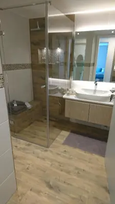 Ein Badezimmer in der Unterkunft Maurers Schlierseetraum 1 hochwertige Erdgeschosswohnung mit allen Raffinessen erfreut sich auch Urlauber idealerweise für Paar mit Kindern geeignet und Vierbeiner Dank des tollen Zauns auf der Terrasse stylisch und edel von der Ausstattung mit 64 qm