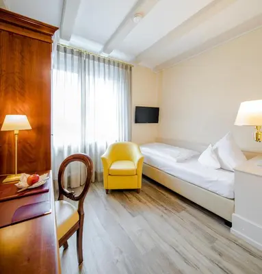 Ein Bett oder Betten in einem Zimmer der Unterkunft Simones Hotel Fürstenhof