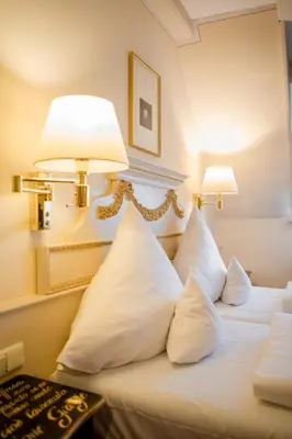 Ein Bett oder Betten in einem Zimmer der Unterkunft Simones Hotel Fürstenhof