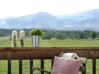Ein allgemeiner Bergblick oder ein Berglick von der Ferienwohnung aus