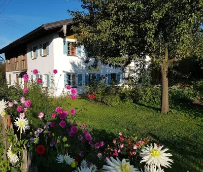 Ein Garten an der Unterkunft Ferienwohnung Hofen 5
