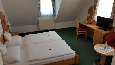 Ein Bett oder Betten in einem Zimmer der Unterkunft Hotel Gasthof Specht