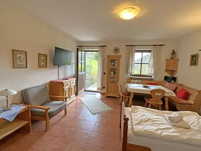 Ein Sitzbereich in der Unterkunft Gschwendtnerhof App9 Hoffmann