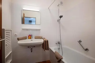 Ein Badezimmer in der Unterkunft Zweizimmer Erdgeschoss Wohnung mit Terrasse 4