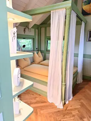 Ein Bett oder Betten in einem Zimmer der Unterkunft Baumhaus auf dem Kellerberg