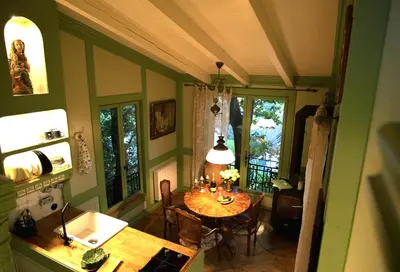 Ein Sitzbereich in der Unterkunft Baumhaus auf dem Kellerberg