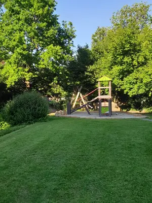 Ein Garten an der Unterkunft Ferienwohnanlage Brünnstein Wohnung 54