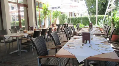 Ein Restaurant oder anderes Speiselokal in der Unterkunft Hotel Kastanienhof