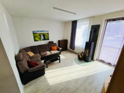 Ein Sitzbereich in der Unterkunft Großartige 3 Zimmer Ferienwohnung mit Kamin und Garten für 1-6 Personen