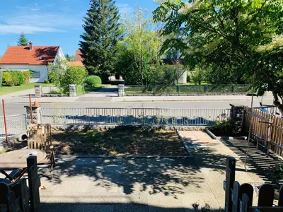 Ein Garten an der Unterkunft Großartige 3 Zimmer Ferienwohnung mit Kamin und Garten für 1-6 Personen