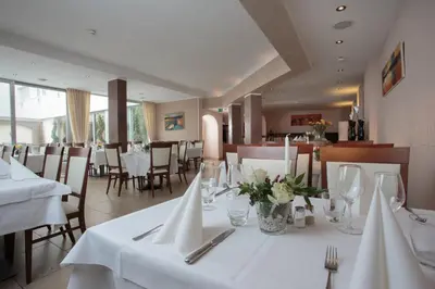 Ein Restaurant oder anderes Speiselokal in der Unterkunft Hotel Rappensberger