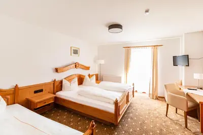 Ein Bett oder Betten in einem Zimmer der Unterkunft Hotel Gasthof Neuwirt