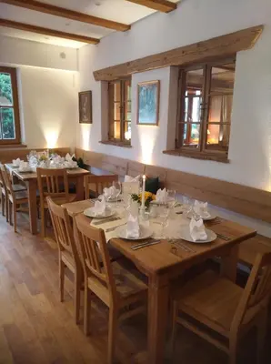 Ein Restaurant oder anderes Speiselokal in der Unterkunft Hotel Gasthof Neuwirt