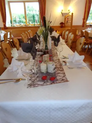 Ein Restaurant oder anderes Speiselokal in der Unterkunft Hotel Gasthof Neuwirt