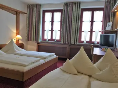 Ein Bett oder Betten in einem Zimmer der Unterkunft Hotel Augsburger Hof