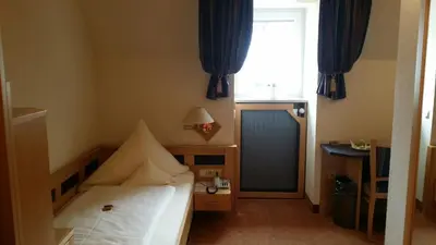 Ein Bett oder Betten in einem Zimmer der Unterkunft Hotel Augsburger Hof