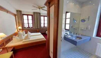 Ein Bett oder Betten in einem Zimmer der Unterkunft Hotel Augsburger Hof
