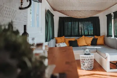 Ein Sitzbereich in der Unterkunft Tiny House Lebenshofalpakas