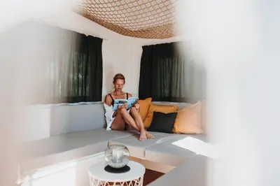 Ein Sitzbereich in der Unterkunft Tiny House Lebenshofalpakas