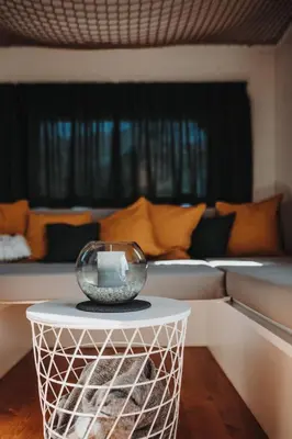 Ein Sitzbereich in der Unterkunft Tiny House Lebenshofalpakas