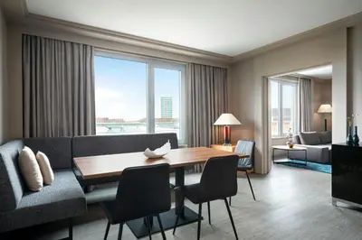 Ein Sitzbereich in der Unterkunft Le Meridien Munich