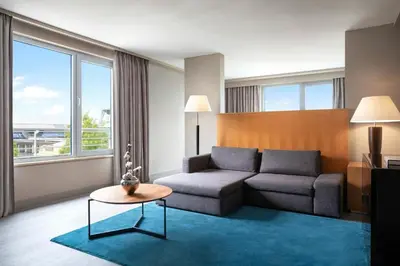 Ein Sitzbereich in der Unterkunft Le Meridien Munich