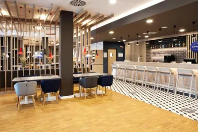 Ein Restaurant oder anderes Speiselokal in der Unterkunft Holiday Inn Express Munich - Olympiapark by IHG