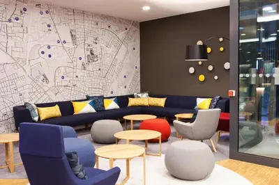 Ein Sitzbereich in der Unterkunft Holiday Inn Express Munich - Olympiapark by IHG