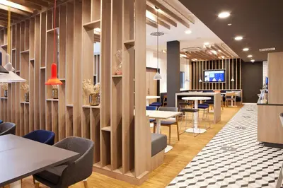 Ein Sitzbereich in der Unterkunft Holiday Inn Express Munich - Olympiapark by IHG