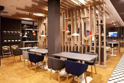 Ein Restaurant oder anderes Speiselokal in der Unterkunft Holiday Inn Express Munich - Olympiapark by IHG
