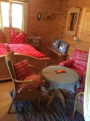 Ein Sitzbereich in der Unterkunft Blockhaus-Traum Huber