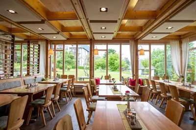 Ein Restaurant oder anderes Speiselokal in der Unterkunft Hotel Alpenblick