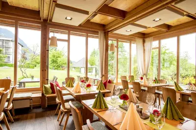 Ein Restaurant oder anderes Speiselokal in der Unterkunft Hotel Alpenblick