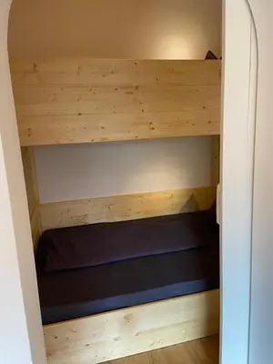 Ein Bett oder Betten in einem Zimmer der Unterkunft Puppi' s Nest mit Alpspitzblick in Garmisch- Partenkirchen