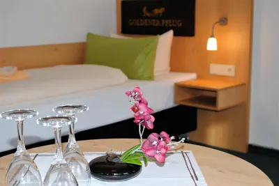 Ein Bett oder Betten in einem Zimmer der Unterkunft Landgasthof Goldener Pflug