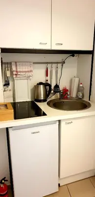 Küche/Küchenzeile in der Unterkunft SUITE-XXI City View Hotelturm Augsburg