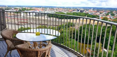 Ein Balkon oder eine Terrasse in der Unterkunft SUITE-XXI City View Hotelturm Augsburg