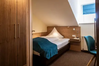 Ein Bett oder Betten in einem Zimmer der Unterkunft Gasthof Hotel Drei Tannen Altdorf