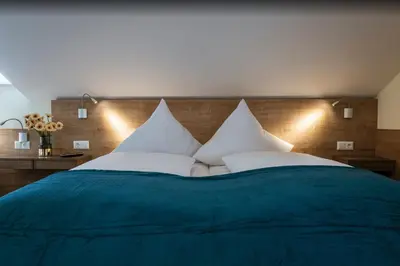Ein Bett oder Betten in einem Zimmer der Unterkunft Gasthof Hotel Drei Tannen Altdorf