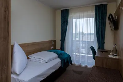 Ein Bett oder Betten in einem Zimmer der Unterkunft Gasthof Hotel Drei Tannen Altdorf