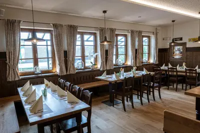 Ein Sitzbereich in der Unterkunft Gasthof Hotel Drei Tannen Altdorf