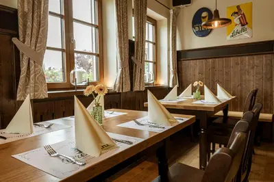 Ein Restaurant oder anderes Speiselokal in der Unterkunft Gasthof Hotel Drei Tannen Altdorf