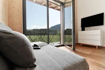 Ein allgemeiner Bergblick oder ein Berglick von der Lodge aus