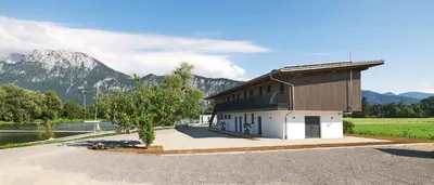 Ein allgemeiner Bergblick oder ein Berglick von der Lodge aus