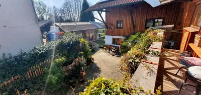 Ein Garten an der Unterkunft Gästezimmer Vogtareuth Rinser