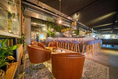 Ein Sitzbereich in der Unterkunft Vienna House Easy by Wyndham Augsburg
